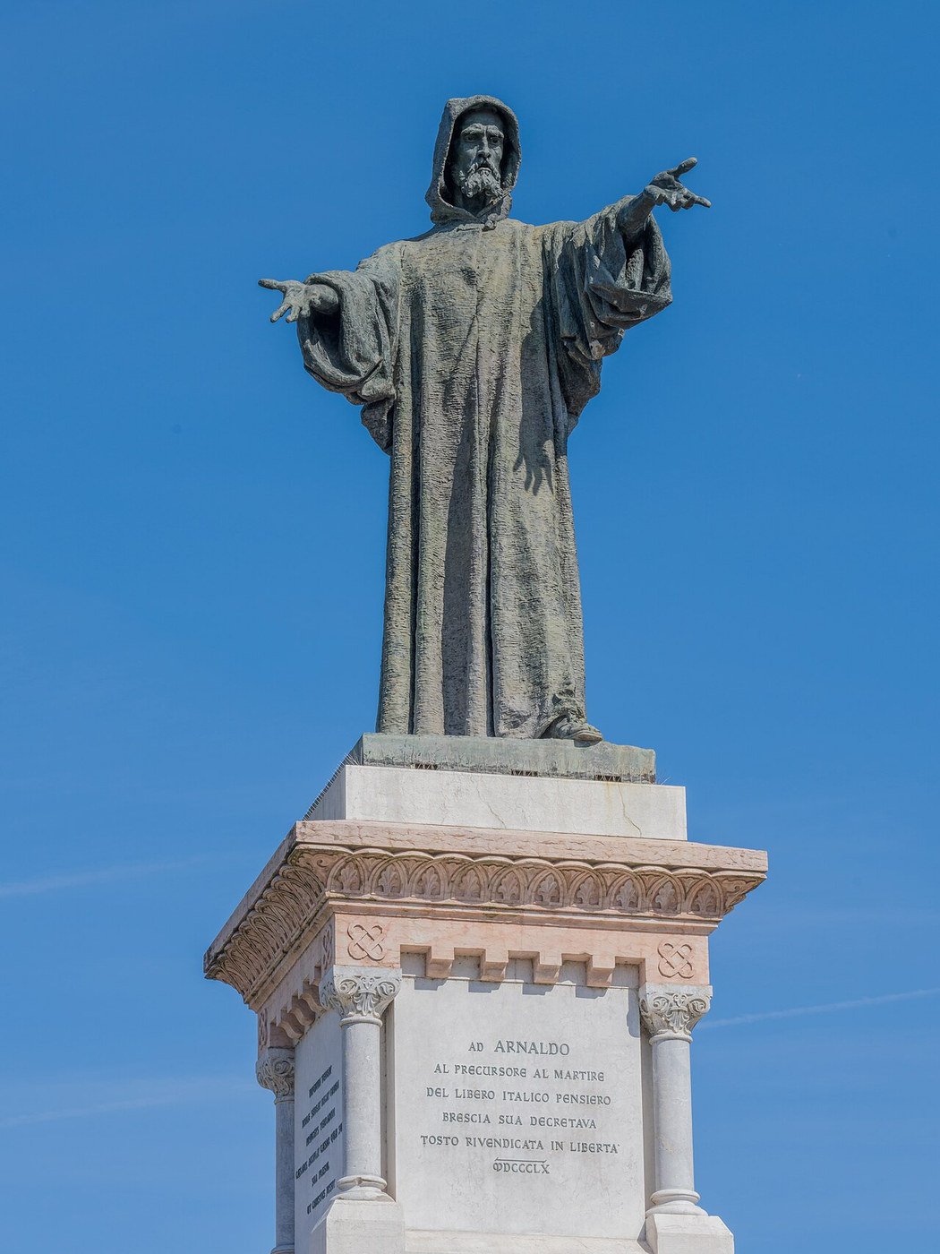 Bronzestatue Arnold von Brescias auf dem im 19. Jahrhundert errichteten Denkmal in Brescia.