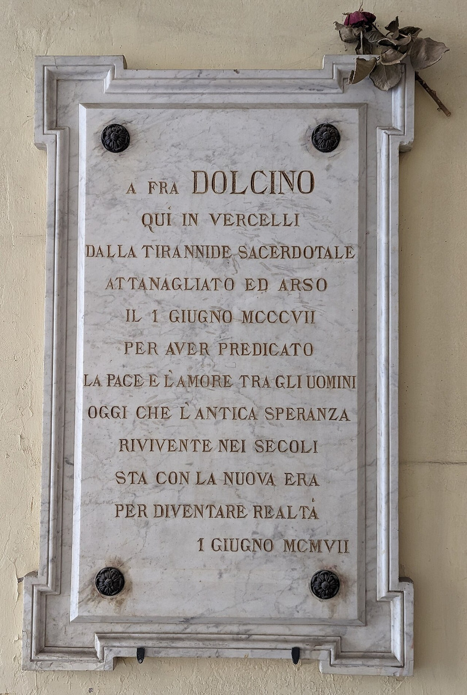 Steinerne Gedenktafel für Fra Dolcino in Vercelli; modernes Erinnerungszeichen von 1907, kein Porträt.