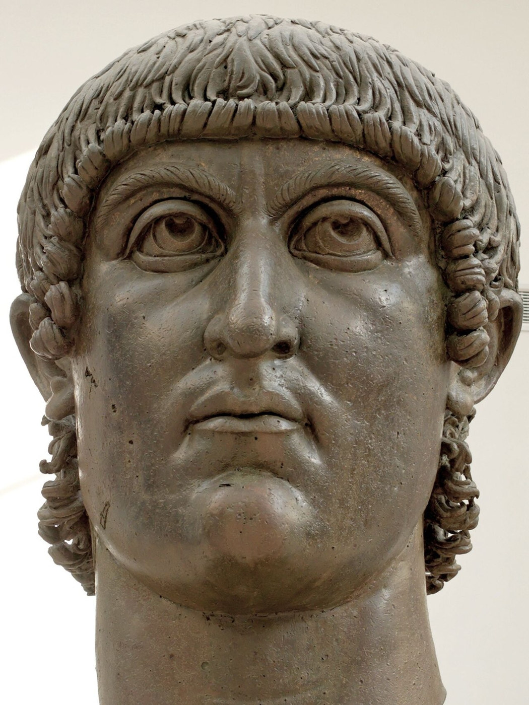 Kolossaler antiker Bronzekopf Kaiser Konstantins I. aus dem 4. Jahrhundert.