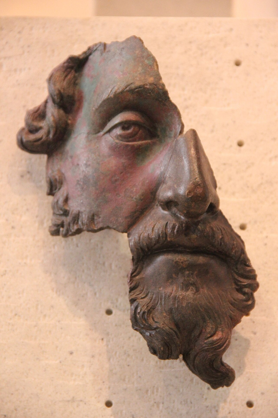 Fragment eines antiken Bronzeporträts des römischen Kaisers Marcus Aurelius aus der Zeit nach 170 n. Chr.