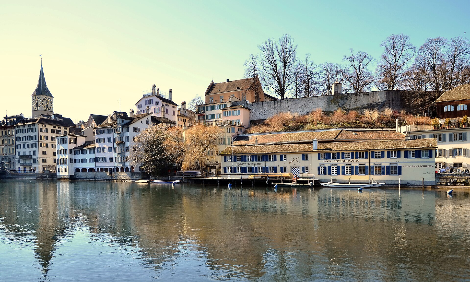 Schipfe und Lindenhof an der Limmat mit dem Turm von St. Peter im Hintergrund.